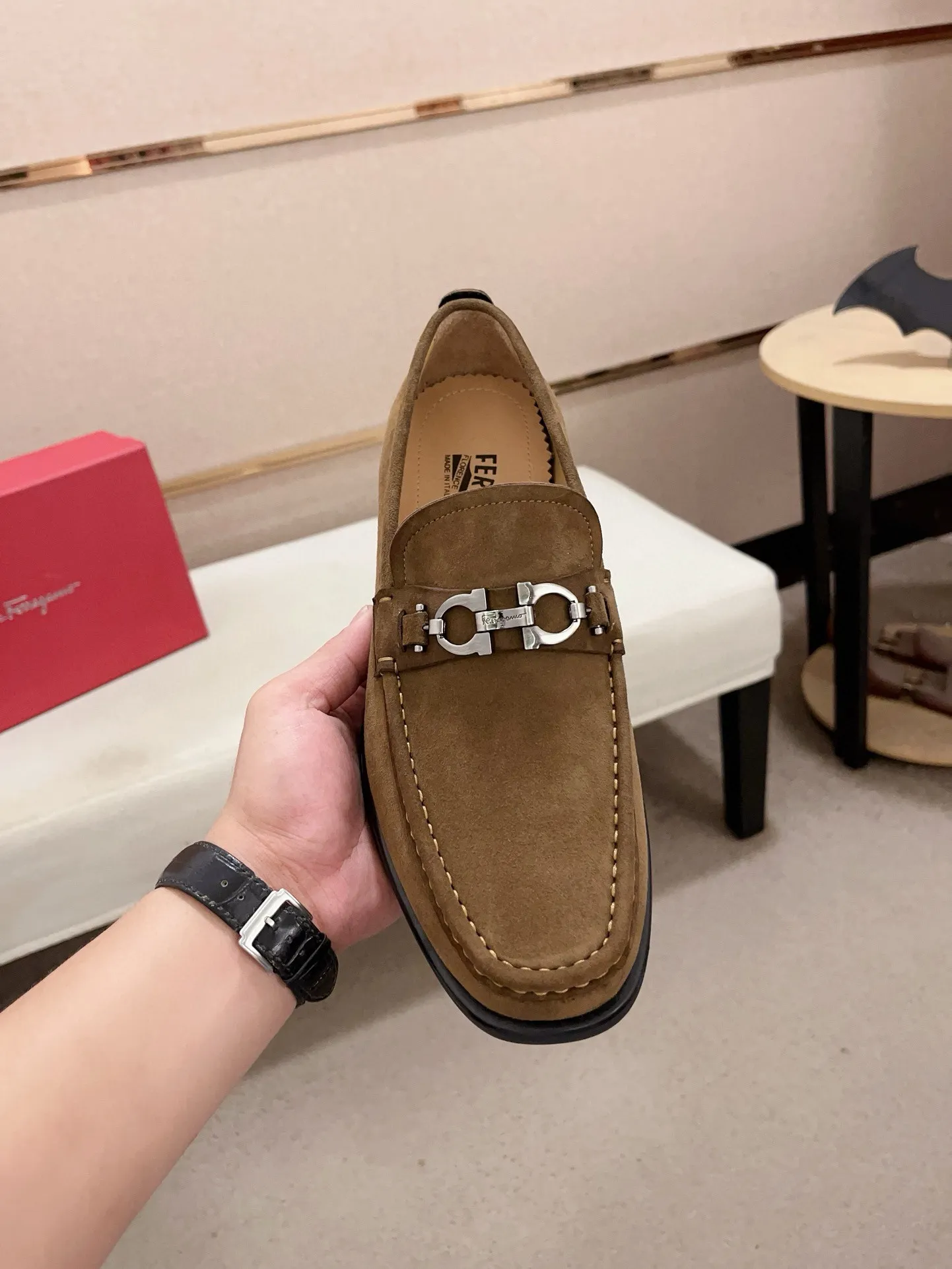 Men's shoes💰: 560💰 High version Ferragamo quality! 🆕🆕Exclusive hot-selling products in stock🔥🔥New products on the shelves, high-quality shoes, high-end driving shoes, with complete packaging! 💪 💪 Material: imported patented cowhide 🐂 + imported high-quality water-dyed cowhide lining + wear-resistant outsole 👍🏻👍🏻 Features: high-end and comfortable, purely handmade 🚀 🚀 Create the perfect shoes that suit you best 🔥 🔥 Size: (38-44) Can be customized 45 non-returnable!